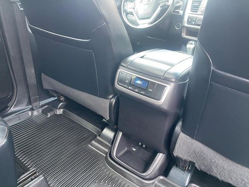 Used 2018 Toyota Highlander XLE AWD/4WD image 18