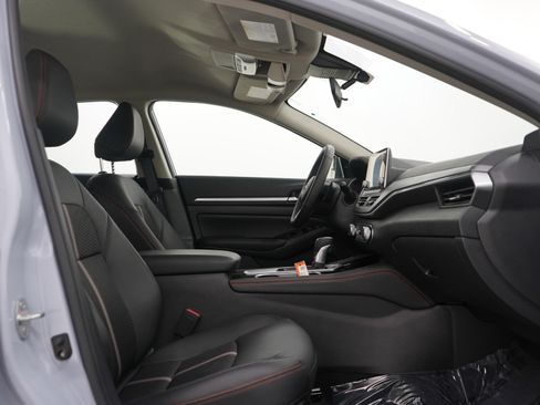 Used 2025 Nissan Altima 2.5 SR image 10