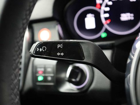 Certified 2023 Porsche Cayenne Platinum Edition image 31