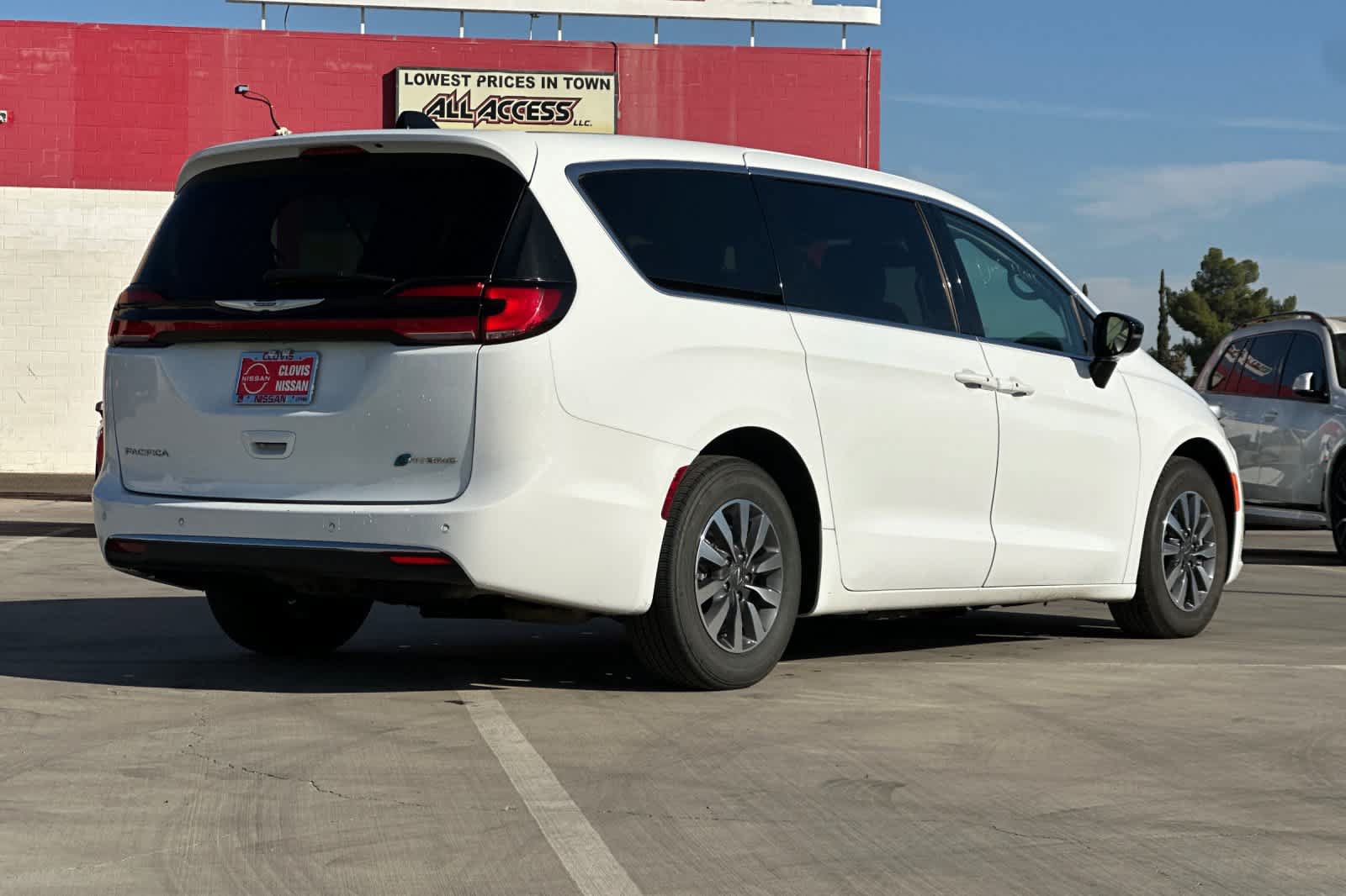 Used 2024 Chrysler Pacifica Limited FWD image 2