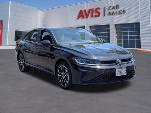 Used 2025 Volkswagen Jetta Sport FWD image 3