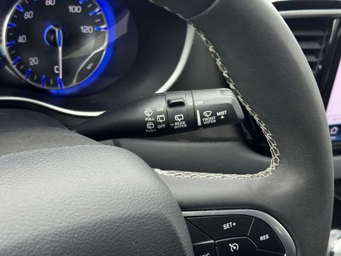 Used 2024 Chrysler Pacifica Touring-L image 27