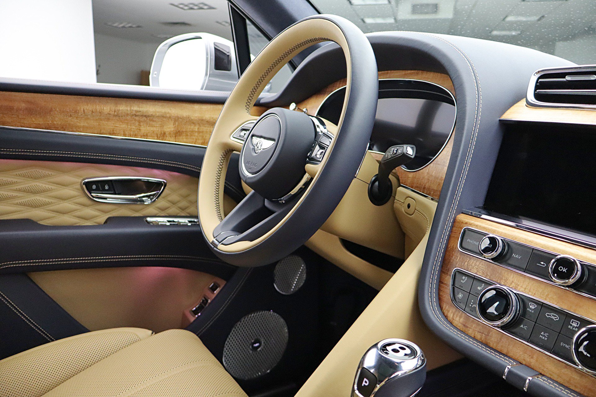 Used 2025 Bentley Bentayga AWD/4WD image 29