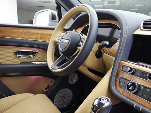 Used 2025 Bentley Bentayga AWD/4WD image 29