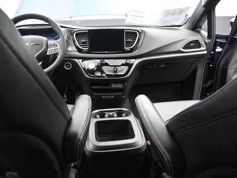 Used 2025 Chrysler Pacifica Select image 24