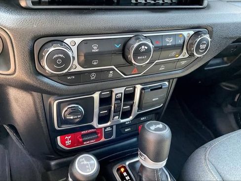 Used 2025 Jeep Wrangler Unlimited Sport AWD/4WD image 28