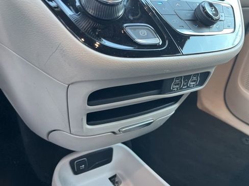 Used 2023 Chrysler Pacifica Touring-L image 29