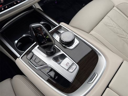 Used 2020 BMW 750i xDrive w/ Executive Package image 25