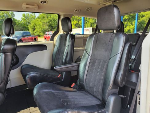 Used 2014 Chrysler Town & Country Touring-L FWD image 26