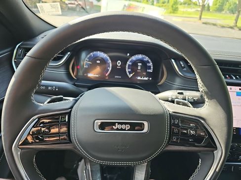 Used 2024 Jeep Grand Cherokee Overland w/ Luxury Tech Group IV AWD/4WD image 28
