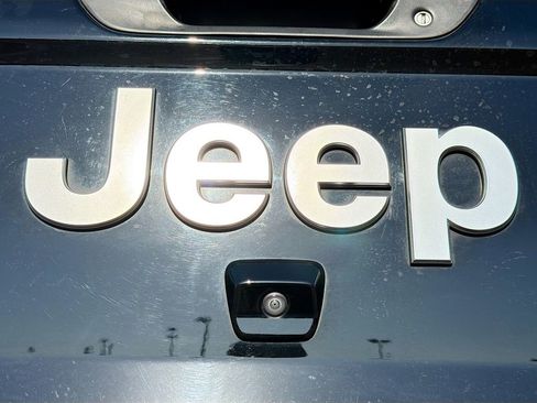 Used 2020 Jeep Gladiator Overland AWD/4WD image 11
