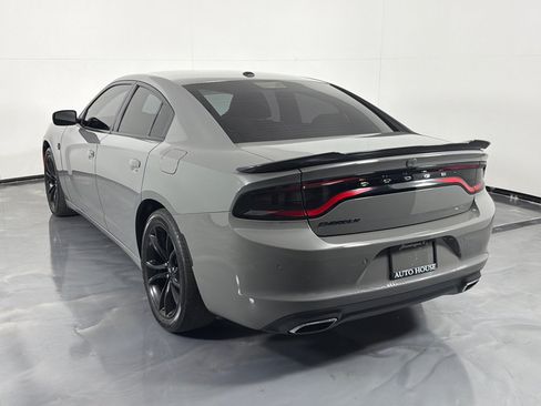 Used 2018 Dodge Charger SXT w/ Blacktop Package RWD image 7