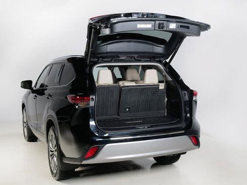 Used 2021 Toyota Highlander Platinum image 6