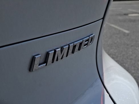 Used 2023 Toyota Venza Limited image 29