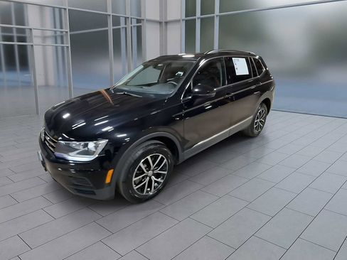 Used 2021 Volkswagen Tiguan SE w/ Panoramic Sunroof Package image 4