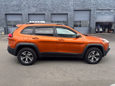 Used 2014 Jeep Cherokee Trailhawk w/ Leather Interior Group AWD/4WD image 19