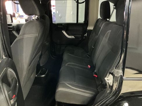 Used 2015 Jeep Wrangler Unlimited Sahara w/ Connectivity Group AWD/4WD image 18
