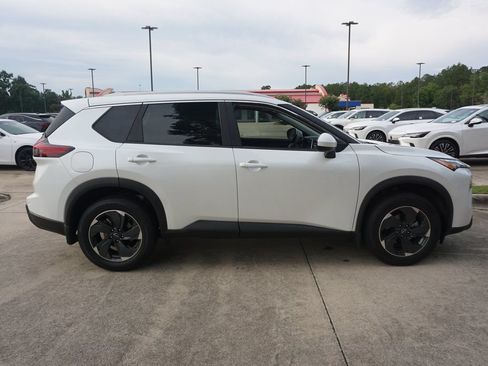 Used 2024 Nissan Rogue SV w/ SV Premium Package FWD image 19