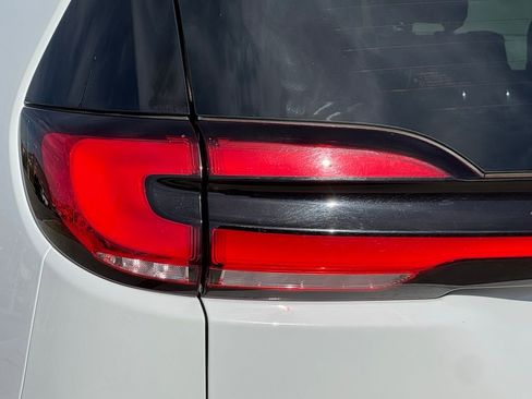 Used 2022 Chrysler Pacifica Touring-L image 11