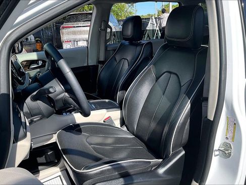 Used 2023 Chrysler Pacifica Limited image 21