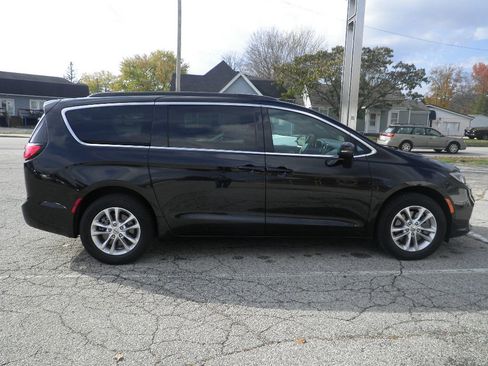 Used 2022 Chrysler Pacifica Touring image 8