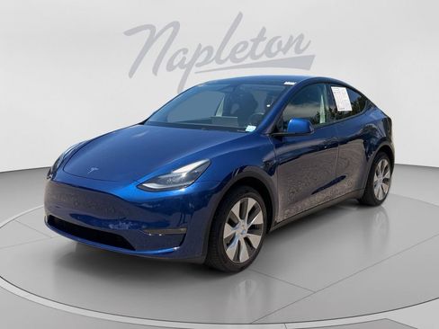 Used 2024 Tesla Model Y Long Range AWD/4WD image 1