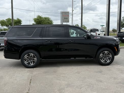 Used 2025 Chevrolet Suburban Z71 image 3