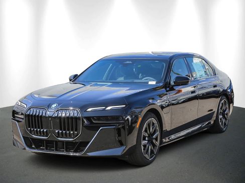 Used 2025 BMW 750e xDrive w/ Premium Package image 3