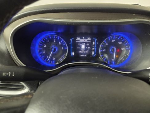 Used 2017 Chrysler Pacifica Touring-L FWD image 15