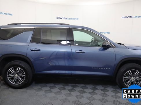 Used 2025 Chevrolet Traverse LT image 4