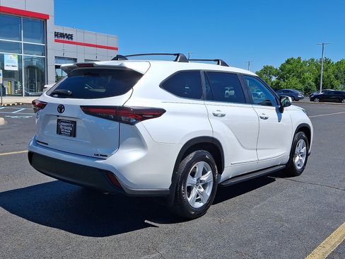 Used 2025 Toyota Highlander LE AWD/4WD image 6