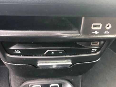 Used 2020 Chrysler Pacifica Limited w/ Tire & Wheel Group FWD image 21