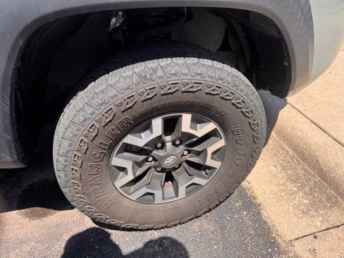 Used 2022 Toyota Tacoma TRD Off-Road w/ Technology Package AWD/4WD image 8