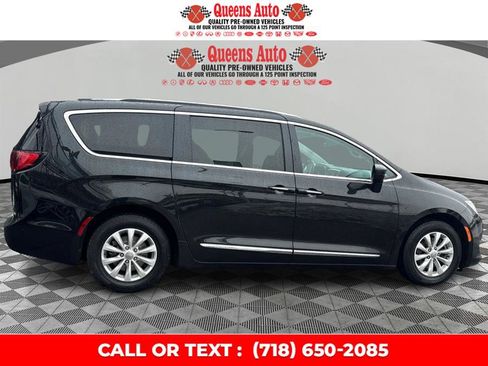 Used 2019 Chrysler Pacifica Touring-L image 8