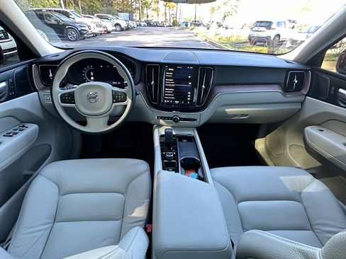 Used 2022 Volvo XC60 B5 Momentum w/ Advanced Package image 13