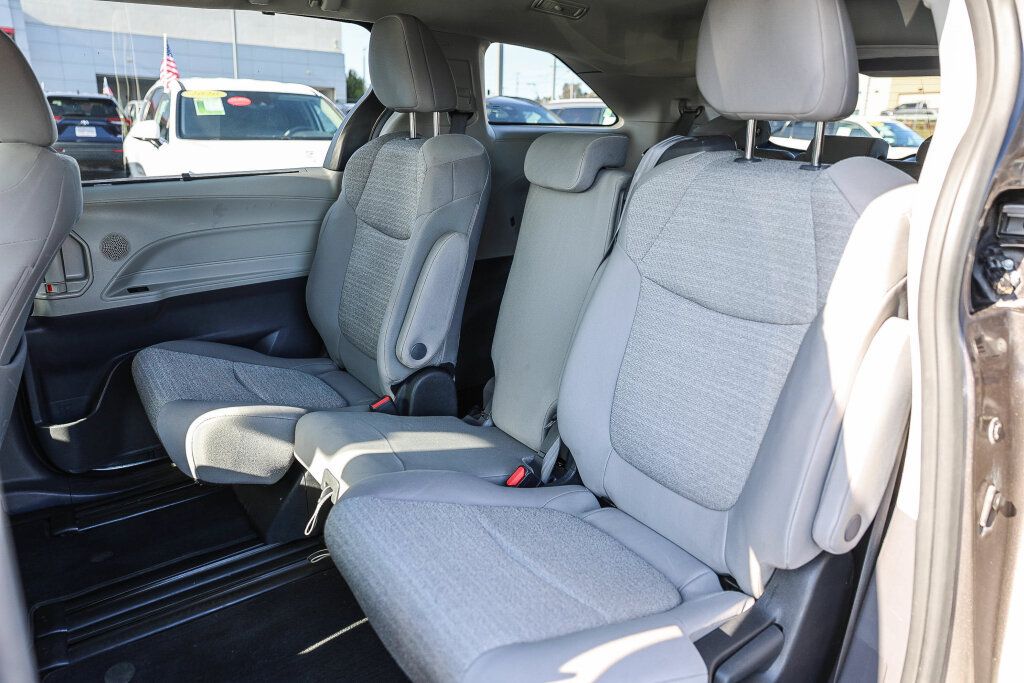 Certified 2023 Toyota Sienna LE w/ LE Plus Package FWD image 8