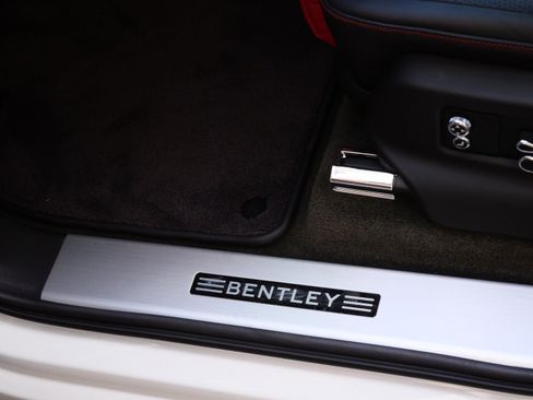 Used 2022 Bentley Bentayga V8 image 17