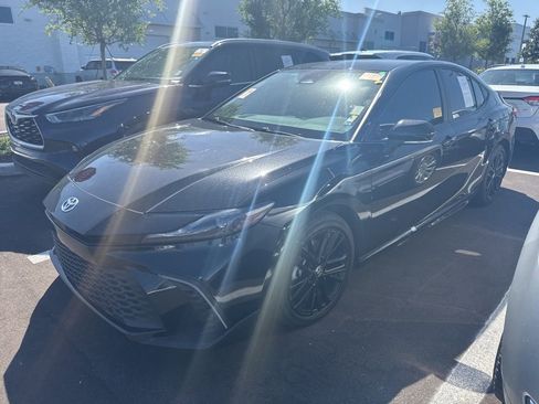 Used 2025 Toyota Camry SE w/ Convenience Package image 1
