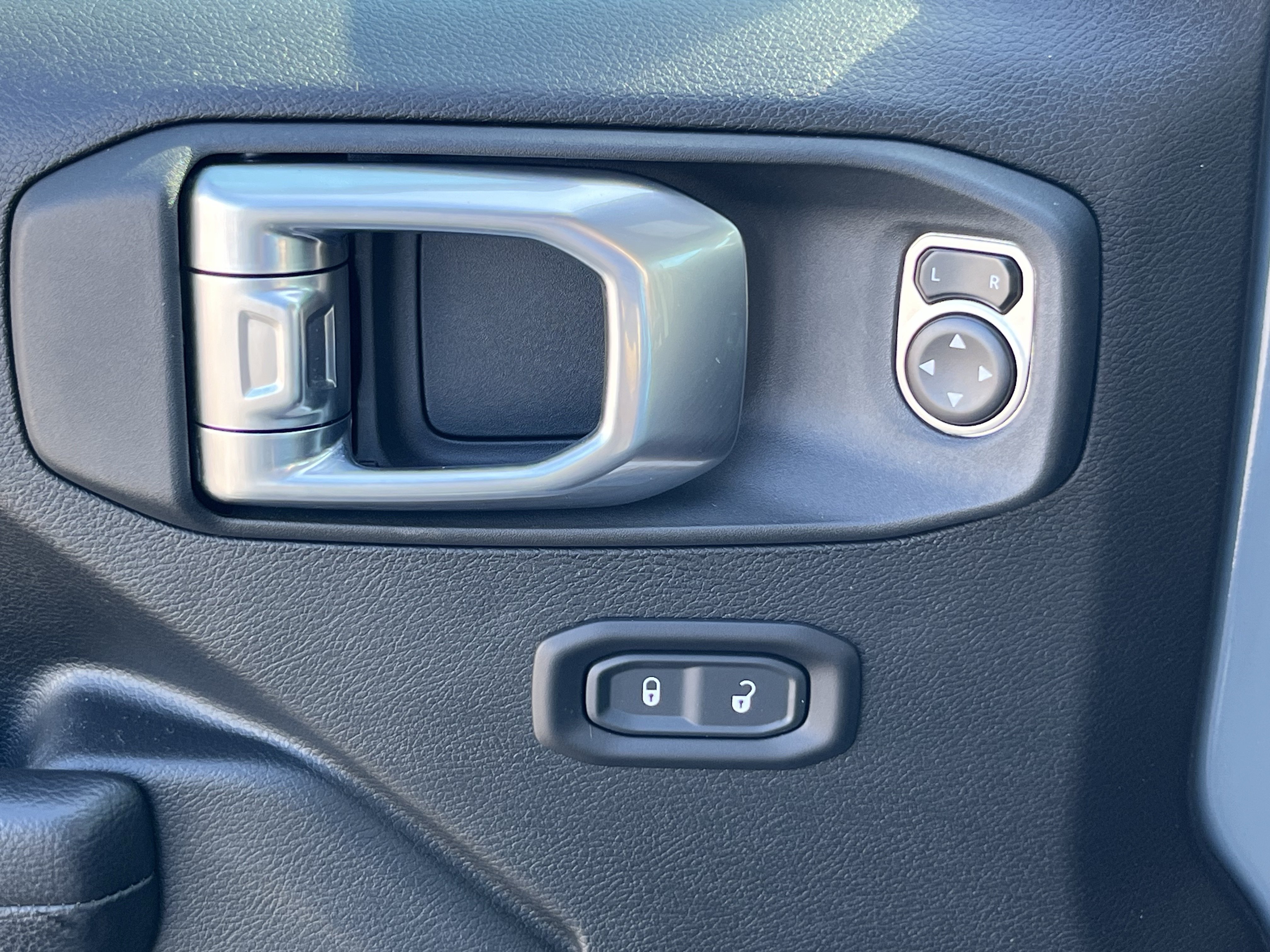 Used 2024 Jeep Wrangler Unlimited AWD/4WD image 17