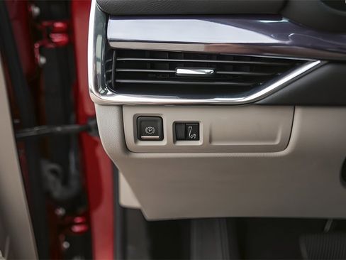 Used 2023 Cadillac XT4 Luxury w/ Driver Awareness Package image 15