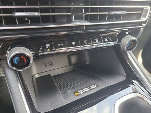 Used 2025 Chevrolet Traverse LT FWD image 35