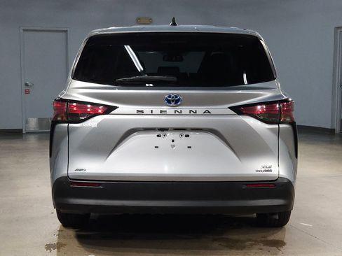Used 2022 Toyota Sienna XLE image 6