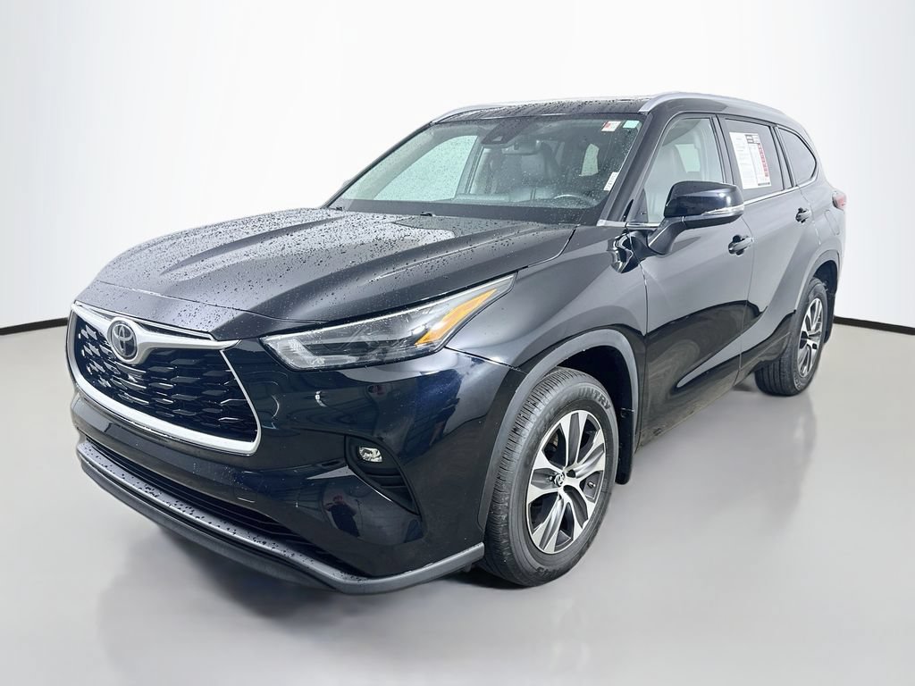 Used 2022 Toyota Highlander XLE AWD/4WD image 3