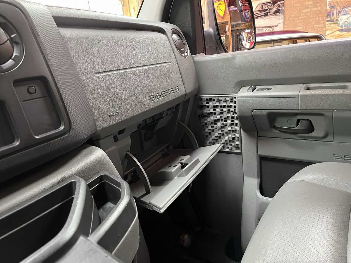 Used 2009 Ford E-350 and Econoline 350 Super Duty RWD image 12