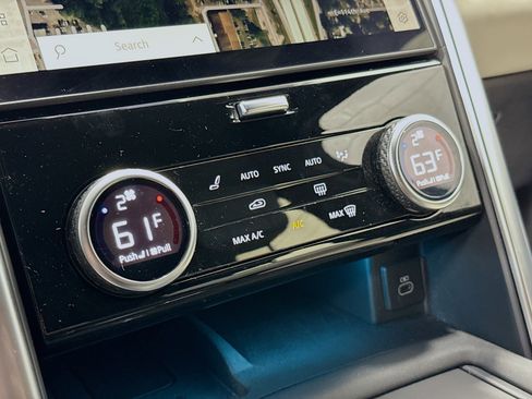 Used 2024 Land Rover Discovery Metropolitan Edition image 35