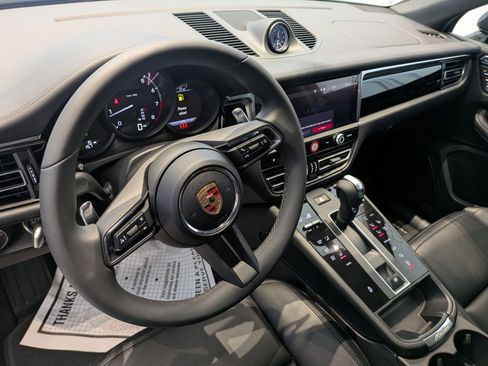 Certified 2025 Porsche Macan image 4