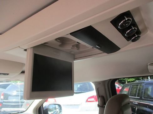 Used 2014 Chrysler Town & Country Touring FWD image 16