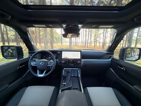 Used 2024 Lexus GX 550 image 2