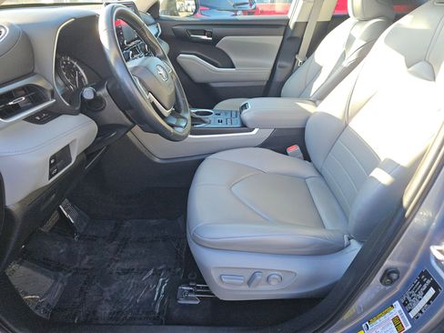 Used 2022 Toyota Highlander XLE image 16