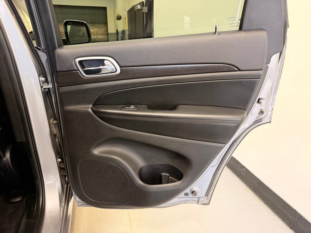 Used 2018 Jeep Grand Cherokee Altitude AWD/4WD image 25